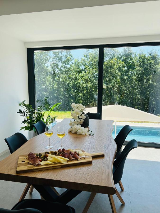 Vila Prisunca Jacuzzi & Swimming Pool بازين المظهر الخارجي الصورة
