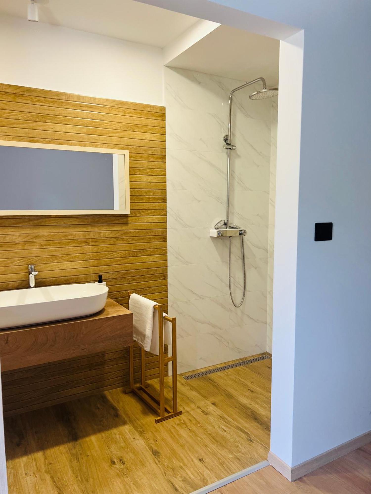 Vila Prisunca Jacuzzi & Swimming Pool بازين المظهر الخارجي الصورة