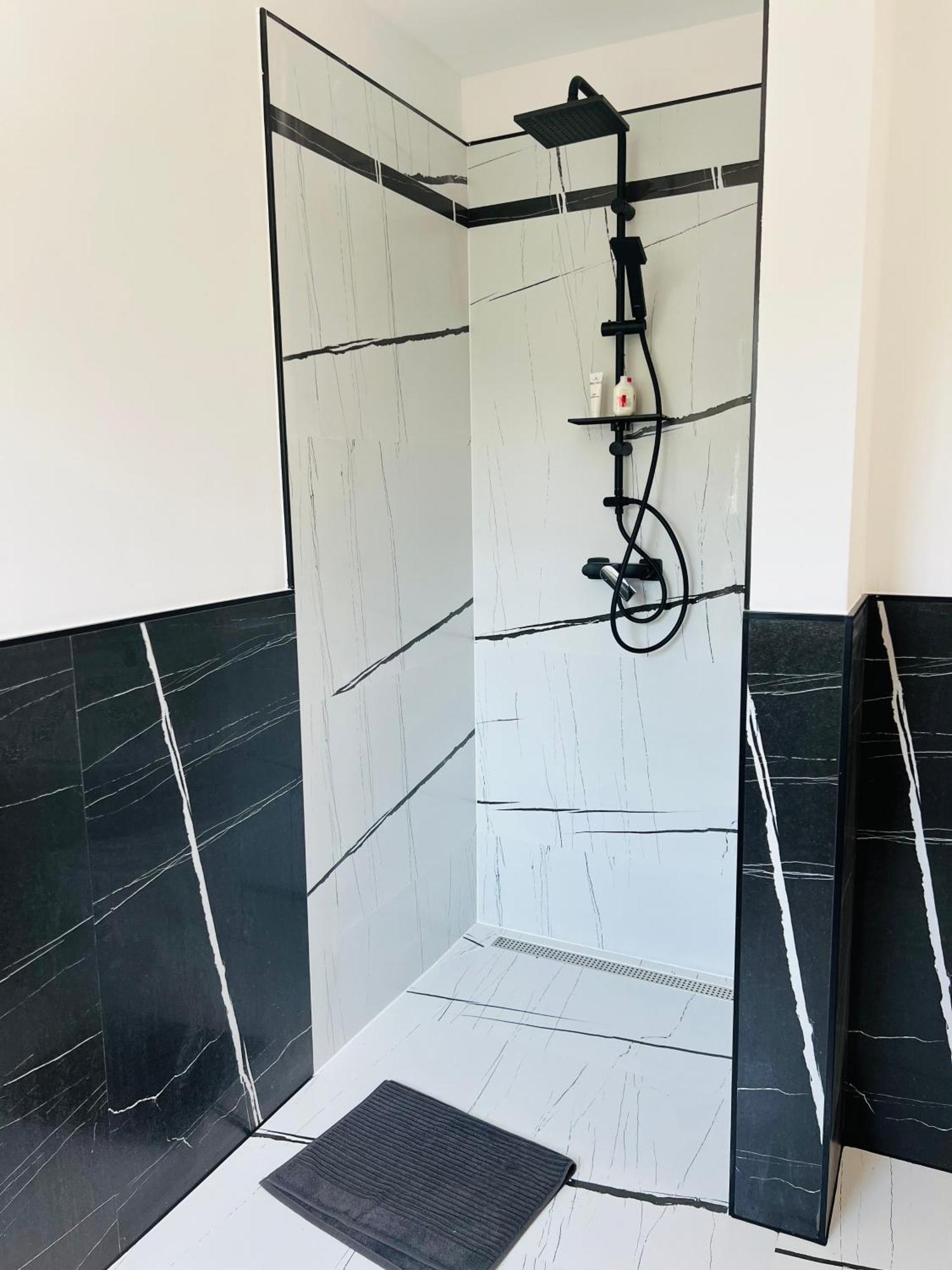 Vila Prisunca Jacuzzi & Swimming Pool بازين المظهر الخارجي الصورة