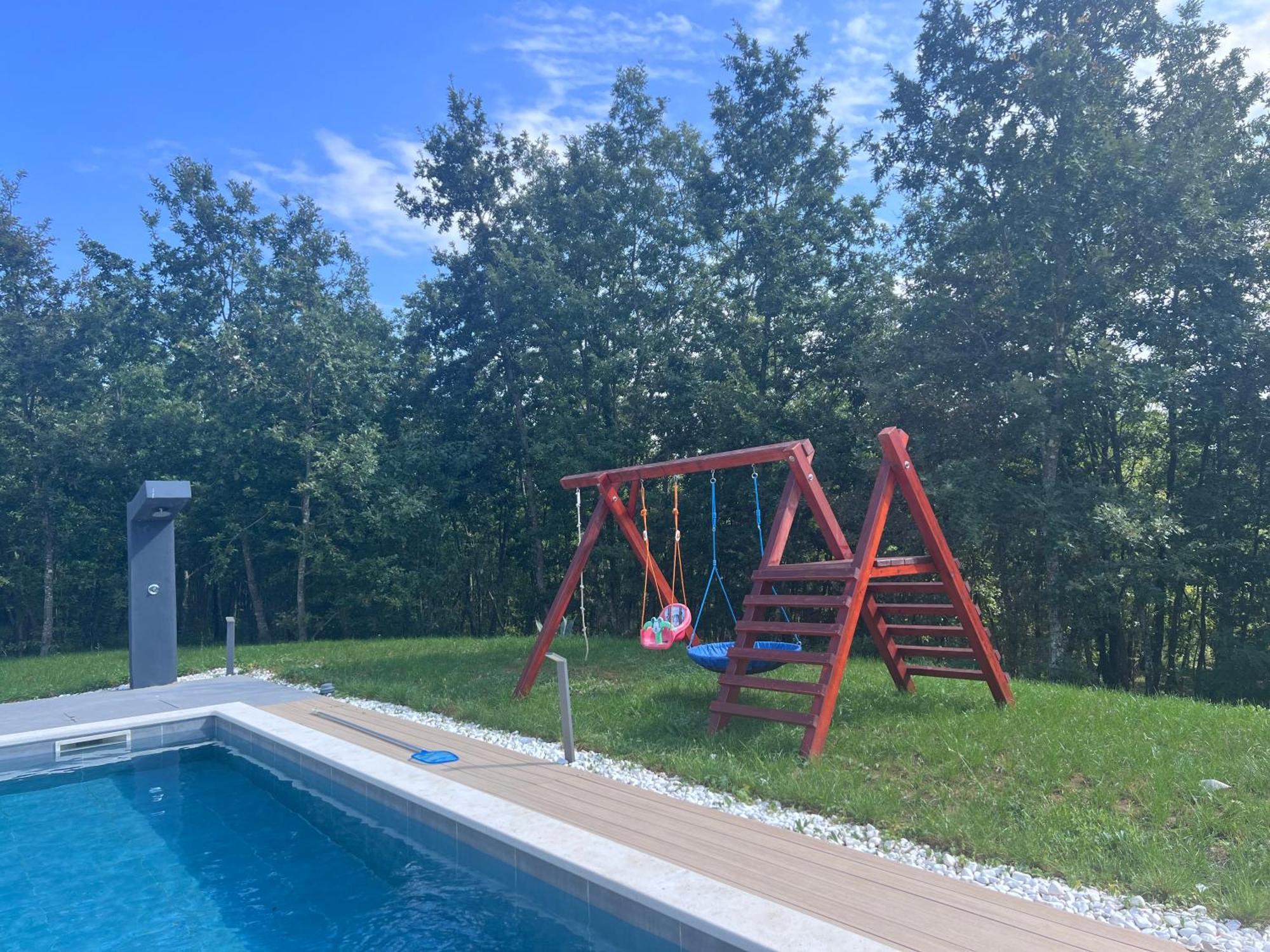 Vila Prisunca Jacuzzi & Swimming Pool بازين المظهر الخارجي الصورة